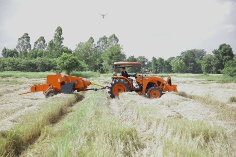 เครื่องอัดฟาง HB135