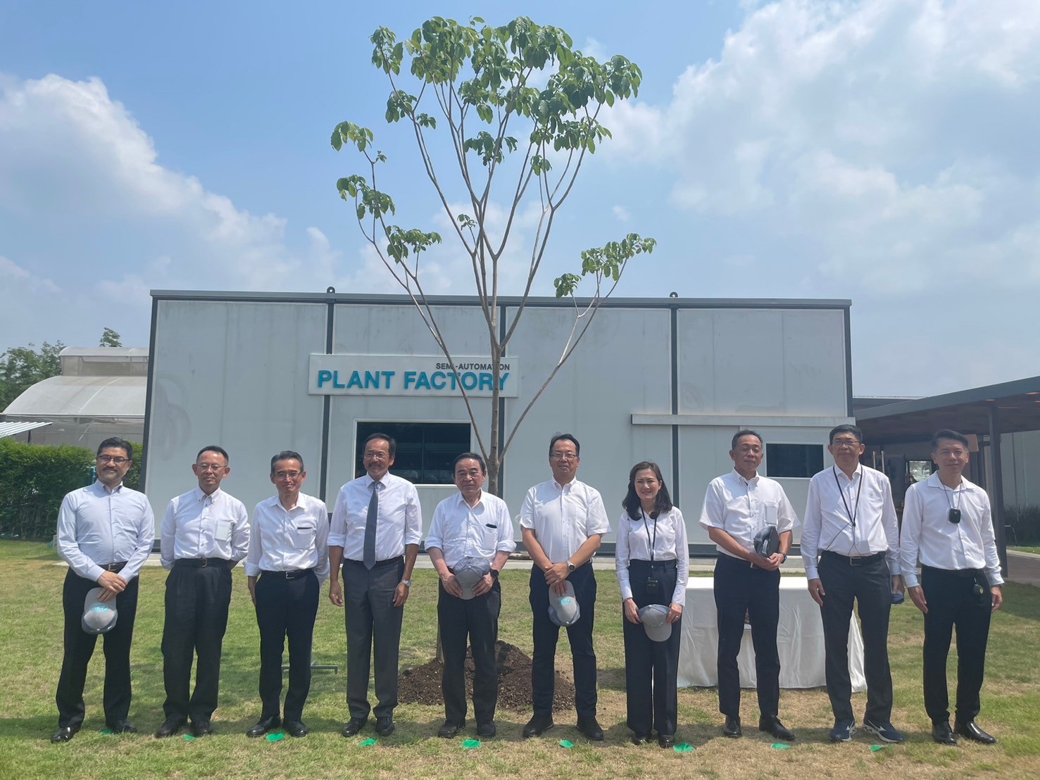 รัฐมนตรีว่าการกระทรวงเกษตร ป่าไม้ และประมง ประเทศญี่ปุ่น และเอกอัครราชทูตญี่ปุ่นฯ เยือน “คูโบต้าฟาร์ม”