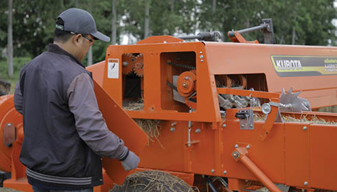 เครื่องอัดฟางรุ่น HB136